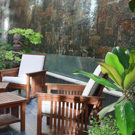 Regency Palace Ammán Exteriér fotografie A water wall in a garden