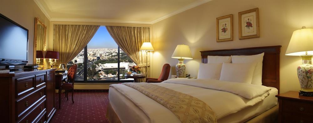 Regency Palace Ammán Exteriér fotografie A bedroom at the Grand Hotel