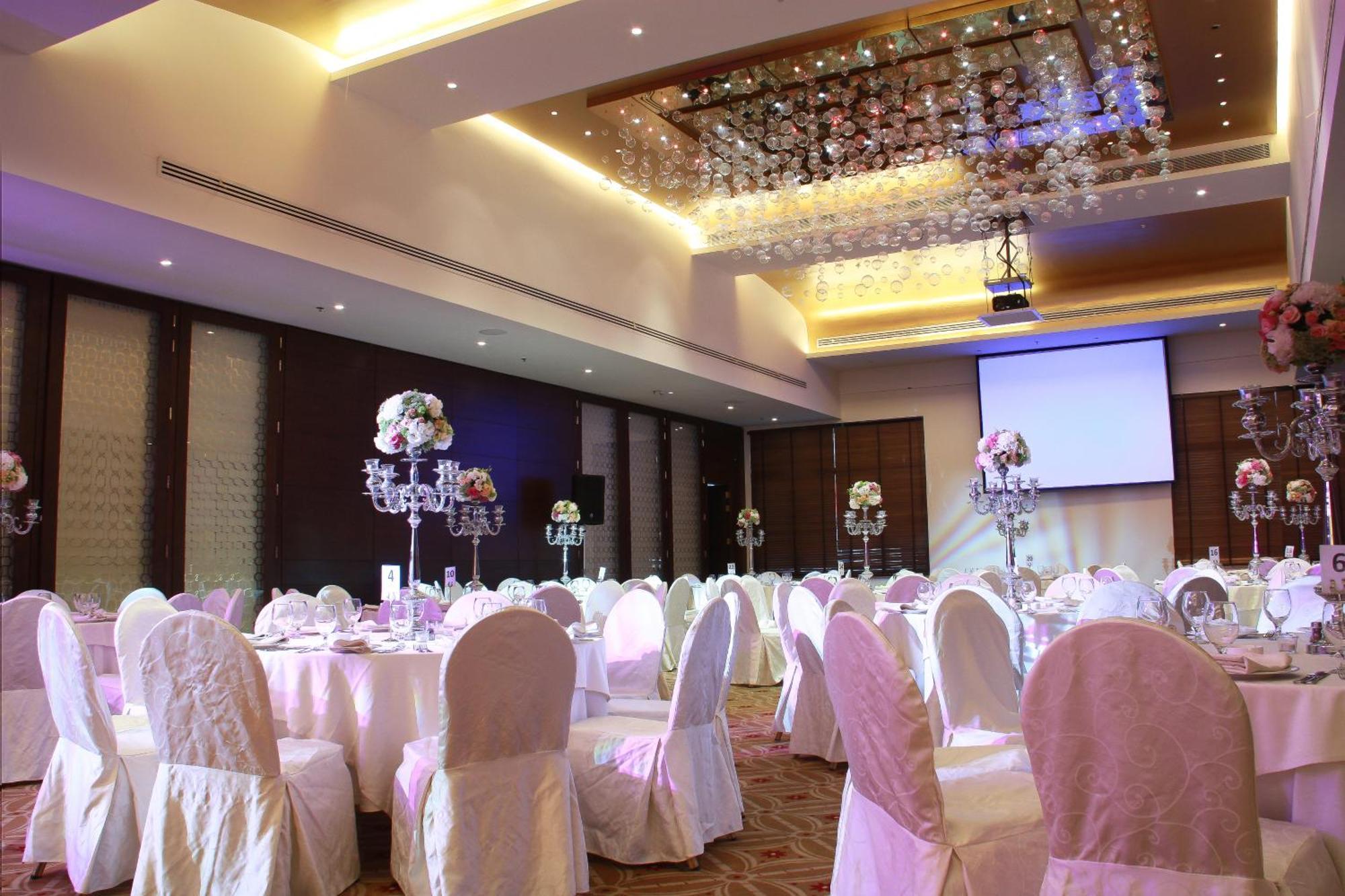 Regency Palace Ammán Exteriér fotografie A wedding reception at a hotel