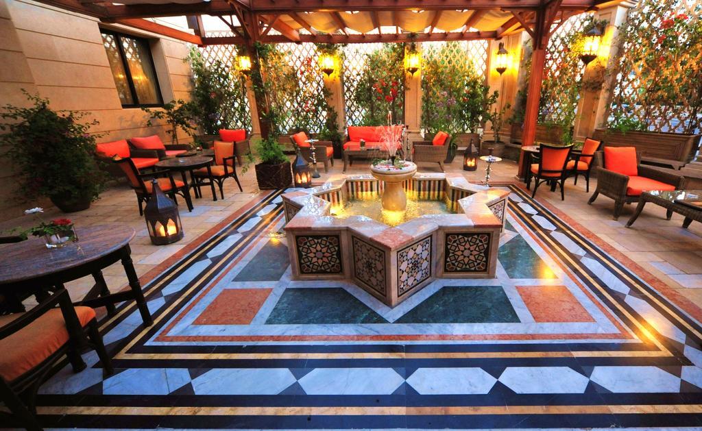 Regency Palace Ammán Exteriér fotografie The hotel's courtyard