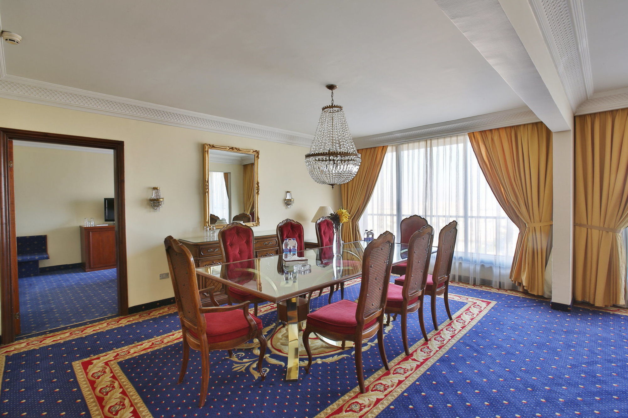 Regency Palace Ammán Exteriér fotografie A suite at the Grand Hotel
