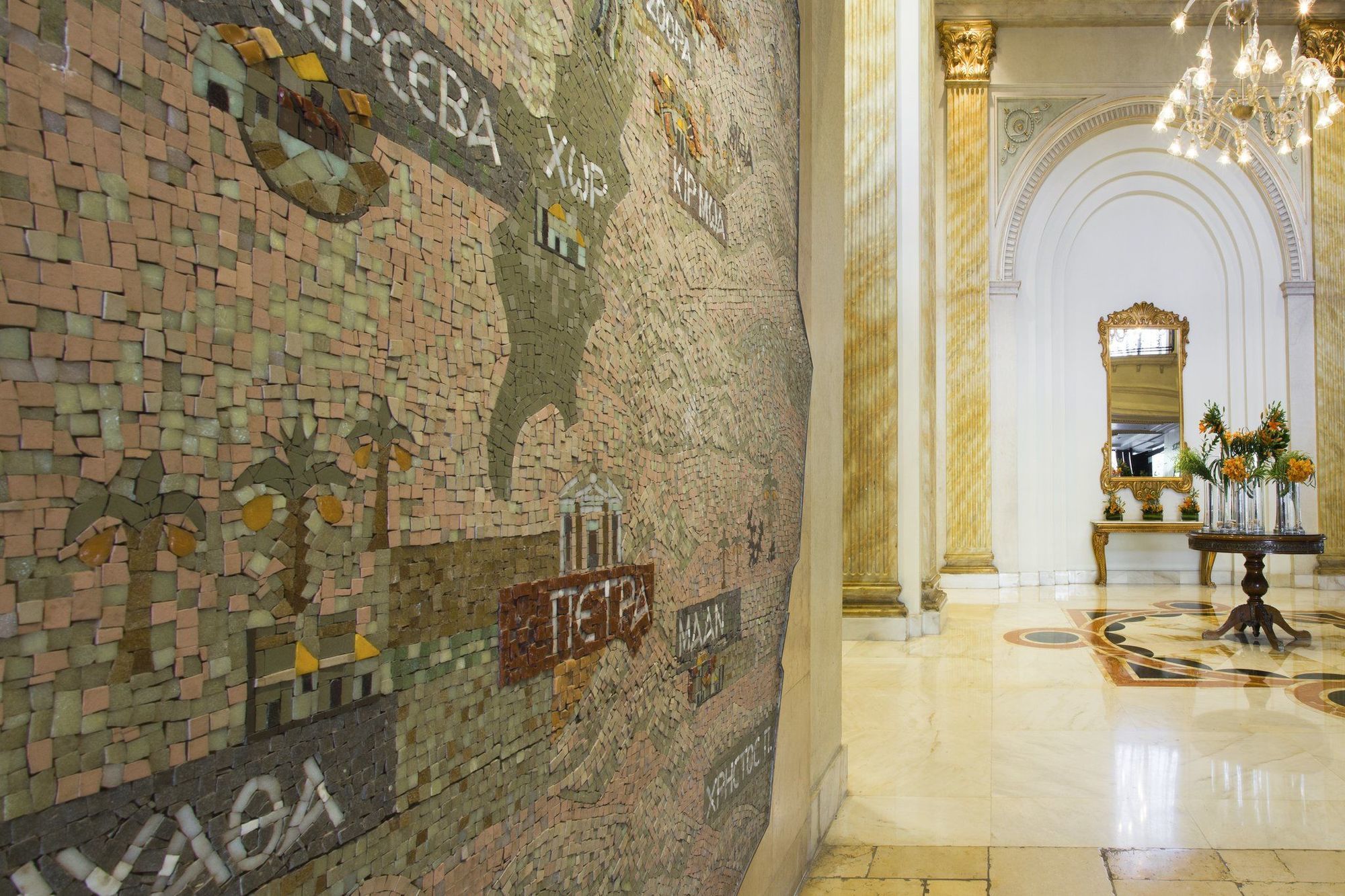 Regency Palace Ammán Exteriér fotografie The mosaic in the lobby of the National Museum of the United States Army