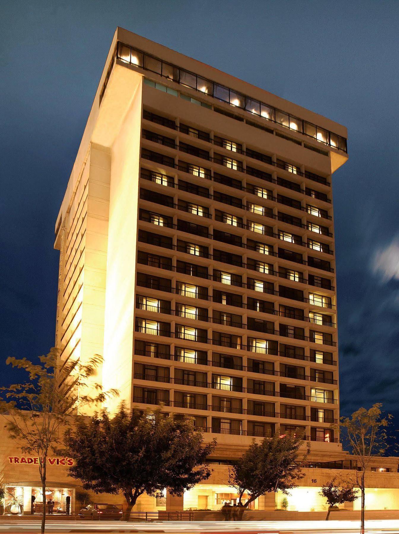 Regency Palace Ammán Exteriér fotografie The hotel at night