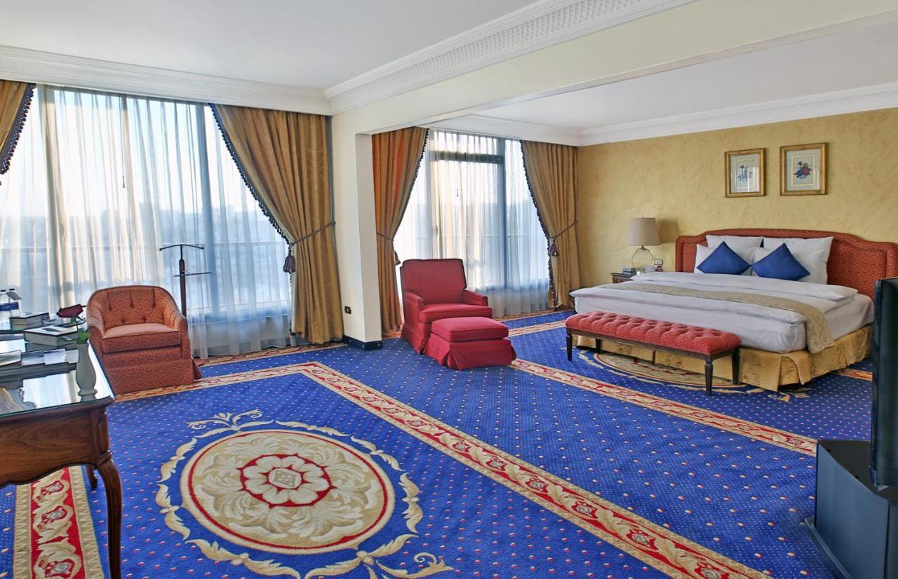 Regency Palace Ammán Exteriér fotografie A bedroom at the Grand Hotel