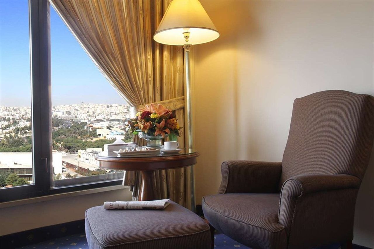 Regency Palace Ammán Exteriér fotografie A room at the Grand Hotel